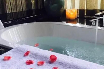 金华水疗池中的失重冥想：当身体学会漂浮